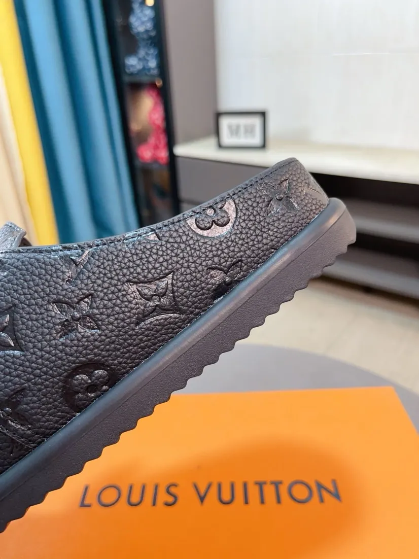 Men's Men's Shoes 💰400🌸🌸🌸🌸LV Easy 2025 new men's casual sandals and slippers, made of suede cow leather, with Monogram pattern to highlight the trendy style. Adjustable straps illuminated with LV letters, while a resilient insole and micro outsole provide lightweight comfort. Made of suede cow leather with embossed Monogram pattern and brand element metal hardware✅Adjustable straps➕Tough insole‼ ️Micro outsole. Comfortable and easy to wear‼ ️ size：38-45